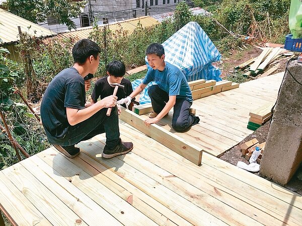 破舊木梯經過修繕後改建成斜坡棧道,未來還會加裝扶手,走路又穩又安心。 記者陳斯穎/攝影