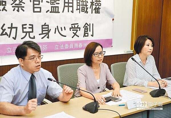 立委李麗芬(中)與周春米(右)昨開記者會,針對林俊佑事件呼籲嚴懲並修法。法務部主任檢察官王盛輝(左)表示,對林俊佑是否濫用職權、違反兒少法,將要求相關單位調查。(方濬哲攝)