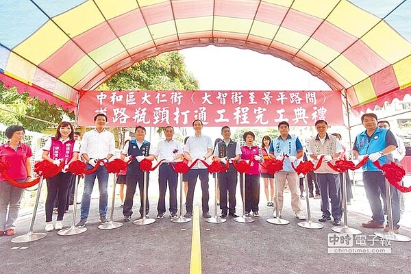 市長朱立倫出席「中和區大仁街道路瓶頸打通」通車典禮,強調每一個瓶頸路段都很重要。(葉書宏攝)