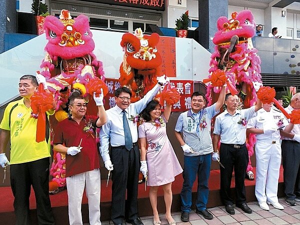屏東縣長潘孟安(左三)昨返鄉為車城鄉公所行政暨代表會大樓落成剪綵。 記者潘欣中/攝影