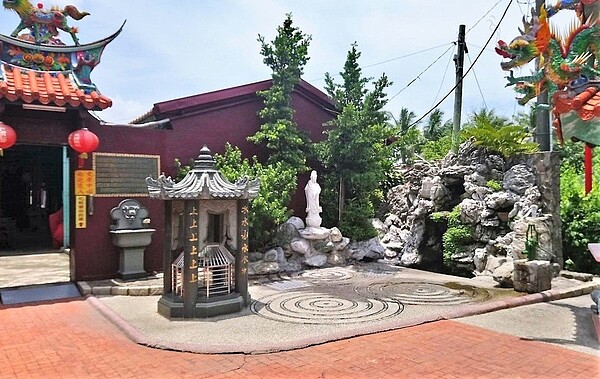 嘉義縣水上鄉璿宿上天宮有一口200多年古井,至今仍可汲出甘泉,被視為地方文化財,廟方建亭加蓋保存。 記者卜敏正/攝影