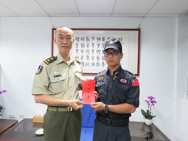 憲兵指揮部指揮官許昌今晚前往探視站哨時面對威脅的羅姓憲兵，除表達慰問之意，並對其勇敢制壓嫌犯，展現憲兵平日精實訓練表達讚許。圖/國防部發言人臉書粉絲專頁網頁；來源：國防部青年日報