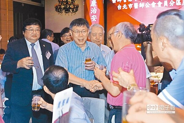 台北市長柯文哲(左二)26日出席北市醫師公會分區座談會時,逐一向會員以茶代酒致意,不少醫生對柯說「加油」,讓現場充滿選舉味。(張鎧乙攝)