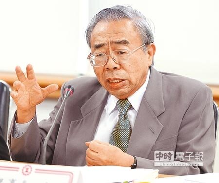 全國工業總會27日發表「2018工總白皮書」，理事長王文淵出席主持，批評新南向政策「欠缺有效或是具體的措施」。（王德為攝）