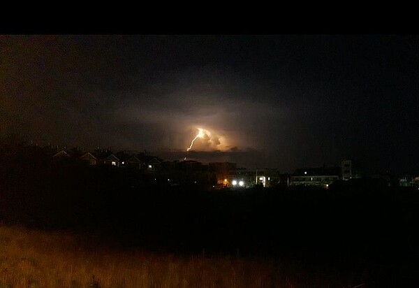 林姓男子見明月閃電同時出現,拿出手機拍照摔車,警方呼籲民眾不要嘗試。圖/讀者提供