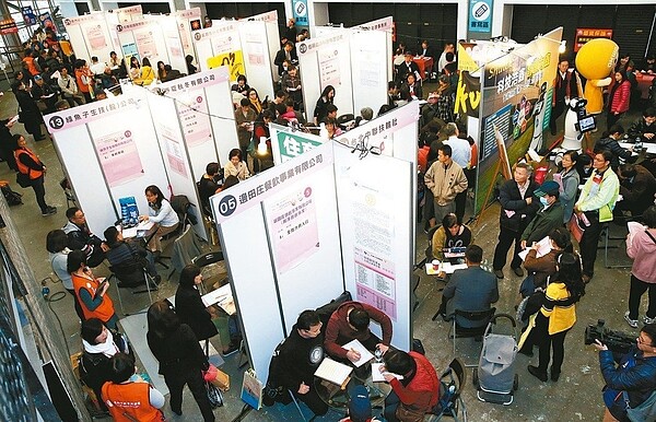 中高齡就業暨社會企業媒合會,常吸引許多銀髮族及二度就業者前往尋求就業機會。