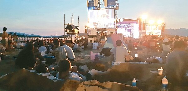 新北貢寮音樂祭昨晚歡樂開唱,75組獨立樂團將連嗨三天。 記者賴郁薇/攝影