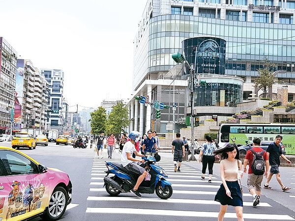 轉彎中的車輛駕駛因有視覺死角,稍有不慎,可能撞上斑馬線上的行人,台北市長柯文哲昨提出構想,讓斑馬線退離路口一段距離。 記者翁浩然/攝影