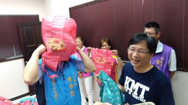市長參選人陳學聖（左）反諷，環保袋如果太多，可以罩在臉上防空污。圖／國民黨桃園市黨部提供