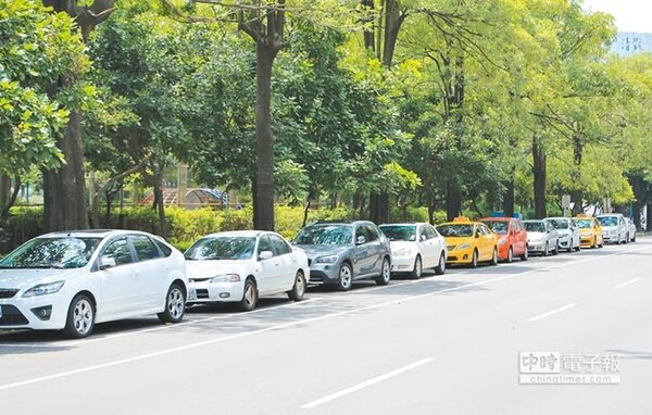 台中市政府交通局8月1日起，將實施主要住宅區周日停車不收費政策。（盧金足攝）