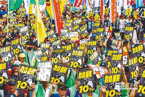 工總反對基本工資調漲,圖為五一勞動節勞團要求基本工資調漲。(本報資料照片)