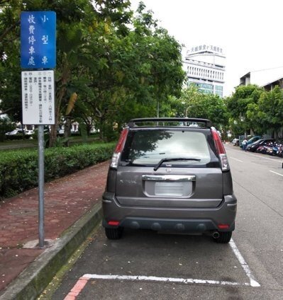 台中市8月起主要住宅區周邊的停車格，周日停車都不收費。 圖／台中市新聞局提供