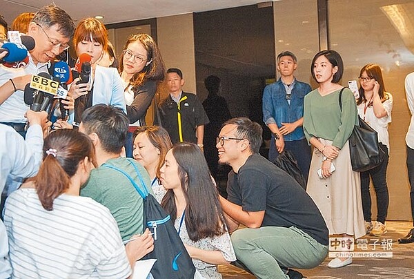 台北市長柯文哲27日出席台北市公劃都更論壇,他的幕僚「學姊」黃瀞瑩(右二)雖然站在一旁,但比柯還吸引媒體目光。(鄭任南攝)