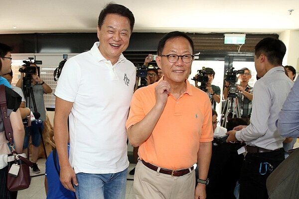 中國國民黨中央助選團副團長周錫瑋(左)承辦「台北市市長候選人丁守中(右)暨市議員及里長候選人與民有約茶話會」, 市議員及里長同台拉抬選情。記者林俊良/攝影