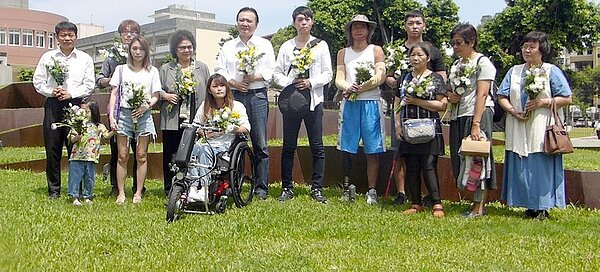 高雄市政府設置的「八一氣爆紀念裝置藝術」昨天落成,總統府秘書長陳菊(左四)、高市代理市長許立(左五)與部分氣爆傷者、罹難者家屬參加落成典禮。 記者楊濡嘉/攝影