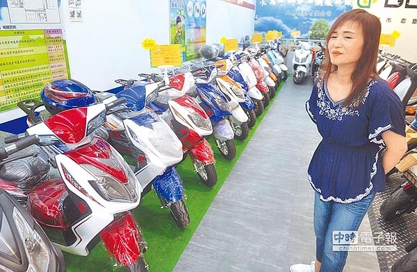 電動自行車便宜又不需考駕照,使用者越來越多,事故傷亡數字也年年攀升,圖為直營店展示的各式電動自行車。(季志翔攝)