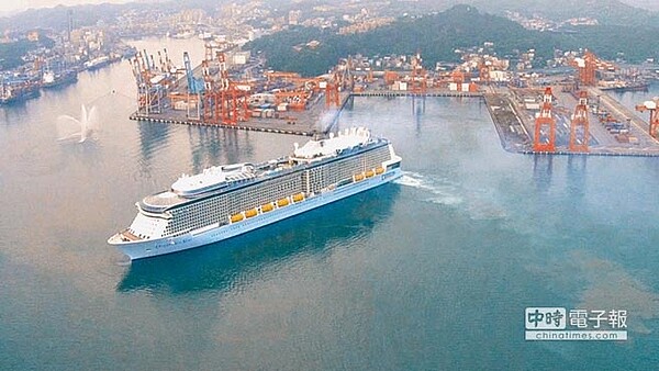 亞洲最大郵輪海洋量子號進入基隆港,大船入港壯觀場面。(謝志煌提供)