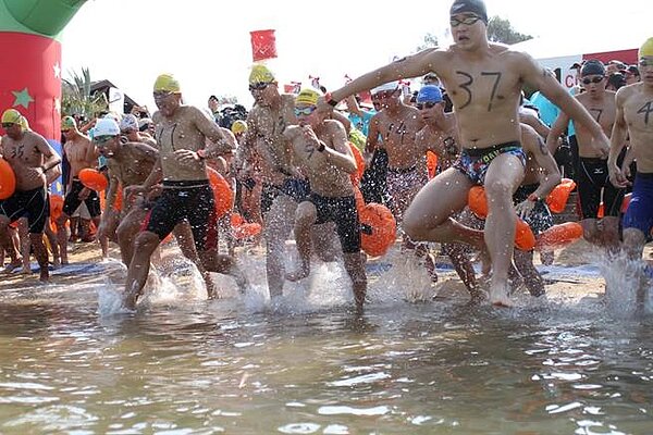 2016第8屆金廈泳渡今（31）日在小金門雙口海灘登場。（李金生攝）
