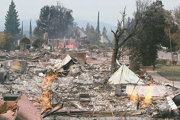美國「卡爾林火」將加州雷丁市的一排房屋燒個精光。「卡爾林火」蔓延速度極快，超過500棟房屋被燒毀，逾四萬四千英畝土地變焦土。 （法新社）