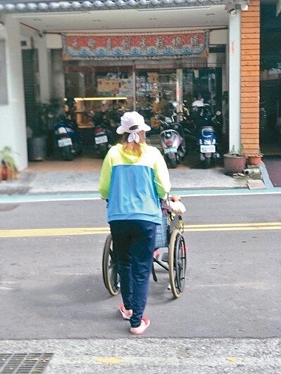 市區公園是老人家最常活動的地方,但到公園的道路缺乏人行設計,老人家行走困難。 記者江良誠/攝影