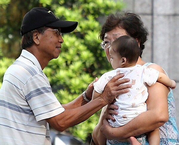 行政院宣布,0到2歲幼兒送給保母或私托帶的托育補助,將直接補助每月6000元給家長。圖/本報資料照片