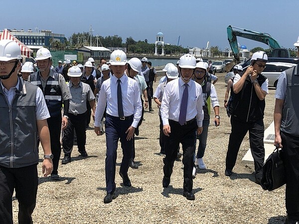 行政院長賴清德（右二）由新竹市長林智堅（右三）陪同視察南寮大道工程。 記者張念慈／攝影