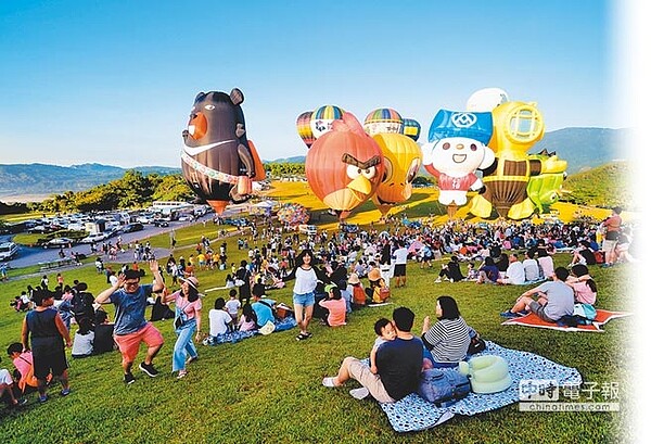 台東鹿野高台各種吸睛造型熱氣球輪番上陣，遊客驚奇不斷。（莊哲權攝）
