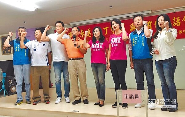 丁守中(左二)赴松山區龍田里活動中心,出席「台北市市長候選人丁守中暨市議員及里長候選人與民有約茶話會」。(楊佳穎攝)