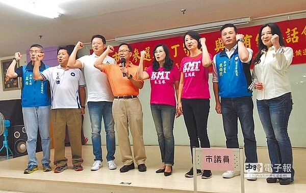 丁守中（左二）赴松山區龍田里活動中心，出席「台北市市長候選人丁守中暨市議員及里長候選人與民有約茶話會」。（楊佳穎攝）
