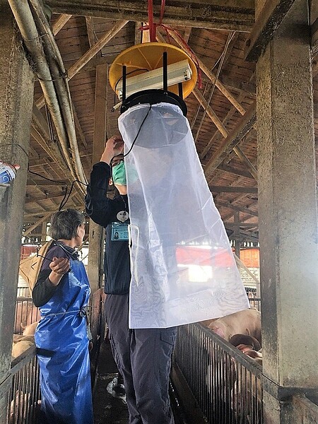 雲林縣出現今年首例日本腦炎確診案例,衛生局已在其住家附近懸掛誘蚊燈防治。圖/雲林縣政府提供