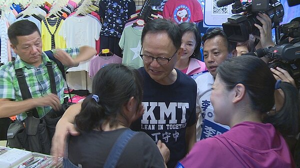 國民黨台北市長參選人丁守中,近來勤跑行程拉選票。記者王彥鈞/攝影