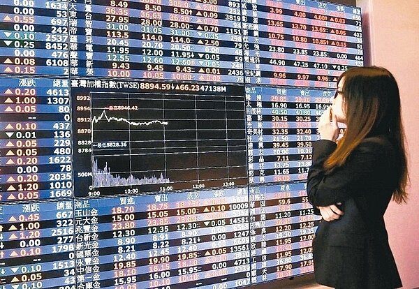 台股重登上11,000點高檔區,本周可能高檔區間震盪。蘋果財報及新機效應,也是市場關注焦點。 報系資料照