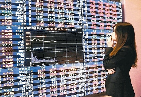 台股重登上11,000點高檔區,本周可能高檔區間震盪。蘋果財報及新機效應,也是市場關注焦點。 報系資料照