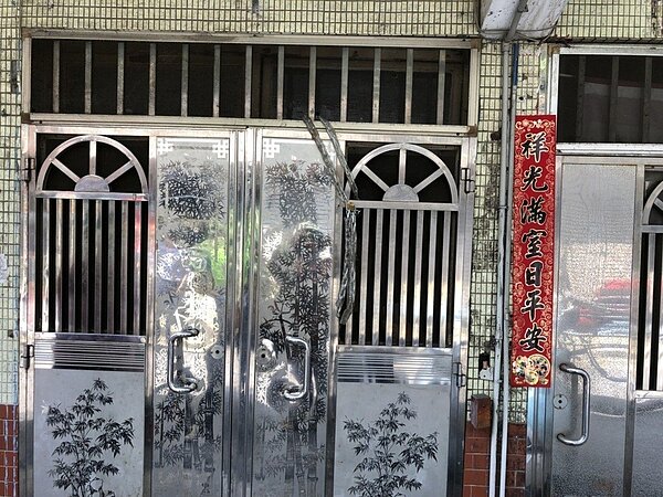 消防隊接到緊急救援任務,卻發現民宅大門被鍊條鎖住。記者林昭彰/翻攝