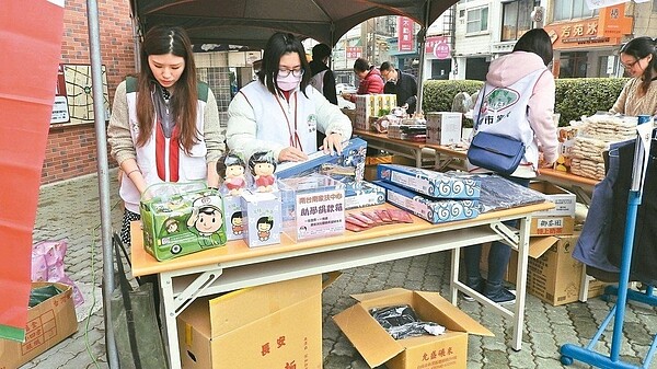 南台南家扶中心每年寒暑假都會募集商品,讓孩子賣商品賺學費,但受大環境影響,加上年改效應,募款雪上加霜。 圖/南台南家扶中心提供