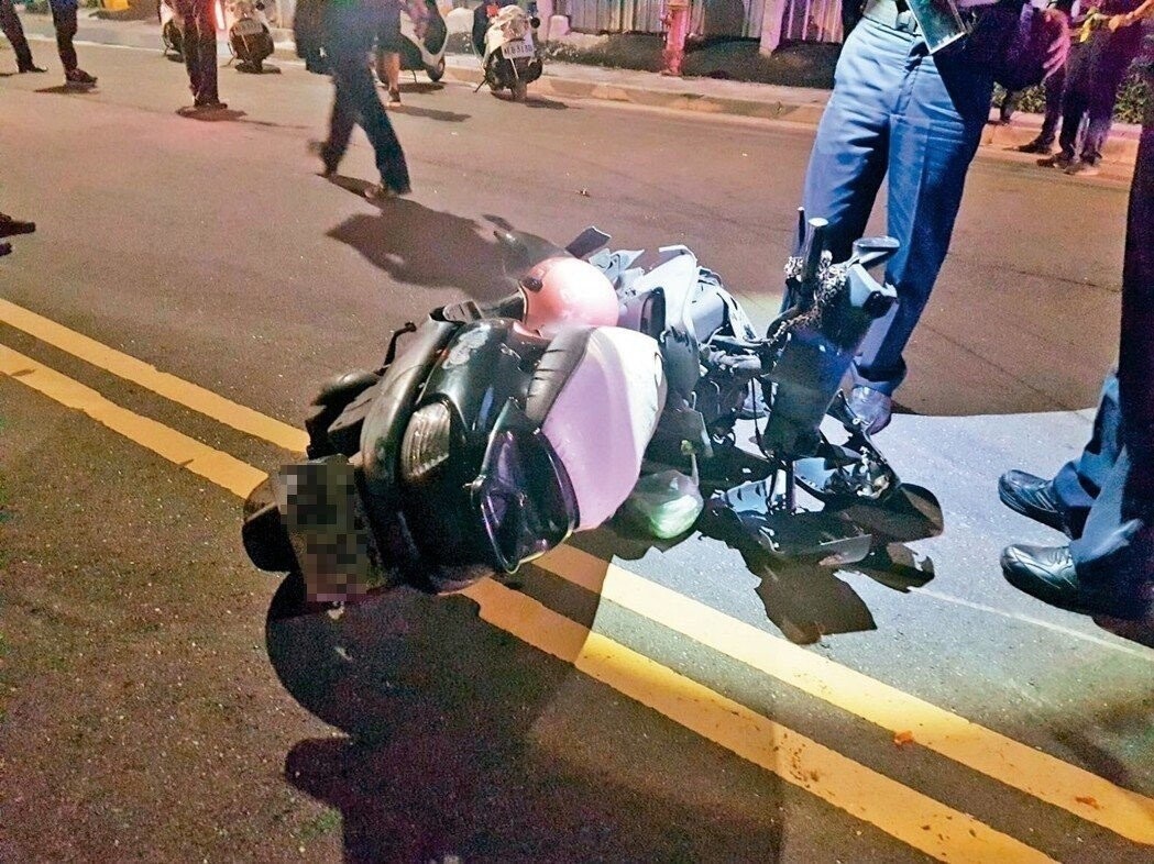 孫姓婦人的機車遭酒駕的黃男嚴重撞壞。 記者林昭彰/翻攝