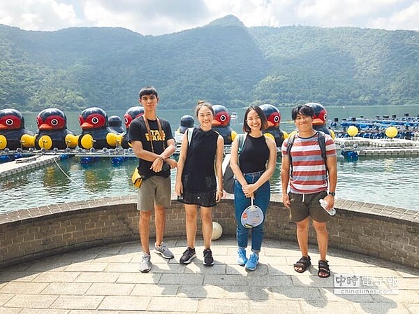 花蓮鯉魚潭紅面鴨家族與水舞劇場,讓泰國青年們留下驚艷回憶。(許家寧翻攝)