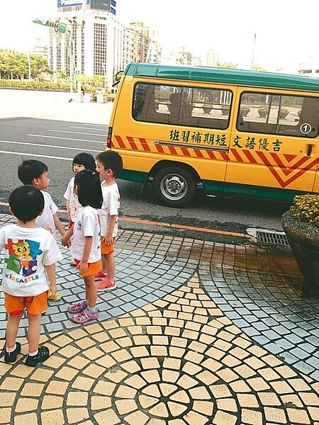 幼兒園交通車不可租賃，但國小交通車卻可租賃，導致出現「國小學生有車坐，幼兒園學童卻僅能靠家長接送」的怪現象。 圖／台北市議員潘懷宗研究室提供
