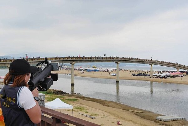 為維護貢寮音樂祭遊客的安全和隱私,警方成立空拍機攔截小組,讓闖入空域未經合法申請的空拍機遙控迫降。圖/新北市政府提供