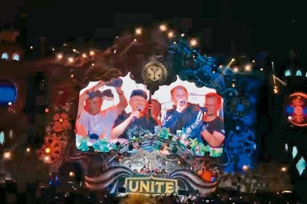 台北市長柯文哲化身「一日DJ」，出席「UNITE With Tomorrowland」電音派對。 圖／擷取自爆料公社