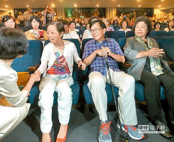 總統府祕書長陳菊日前與外媒茶敘時表示,陳水扁目前還有案件在審理,並沒有特赦問題。圖為陳菊(右)2016年陪同陳水扁(中)與吳淑珍(左)參加音樂會。(本報資料照片)