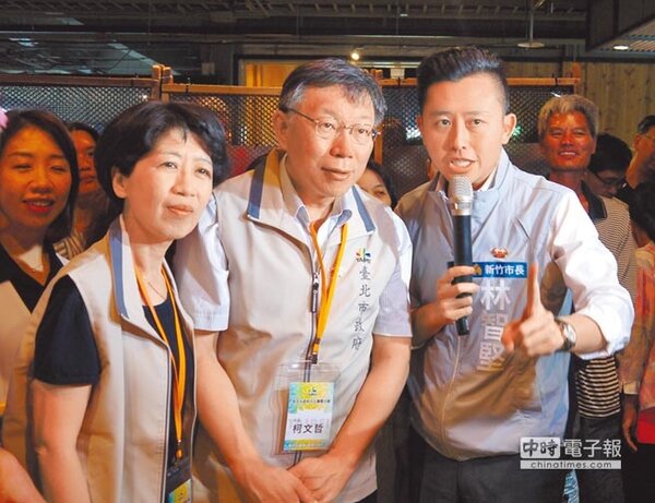 台北市長柯文哲夫婦29日參觀新竹300博覽會，全程由新竹市長林智堅（右一）親自導覽，柯文哲（中）夫婦對新竹的改變感到驚奇與讚嘆。（陳育賢攝）