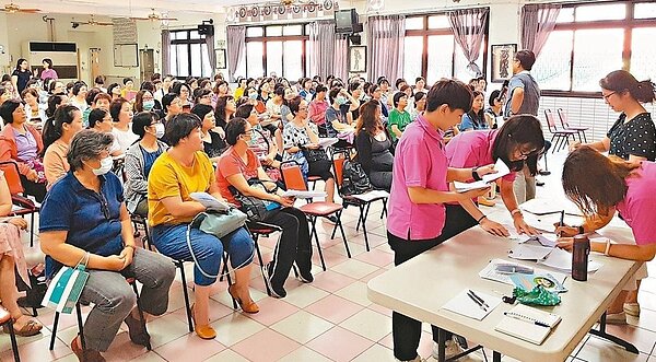 保母準公共化新政上路,台南市說明會現場提問踴躍,有保母擔心收入減少、被管太多,社會局人員整理後一一說明。記者修瑞瑩/攝影
