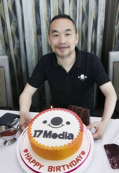 黃立成拿著蛋糕慶祝17 Media三周年。 圖／17 Media提供