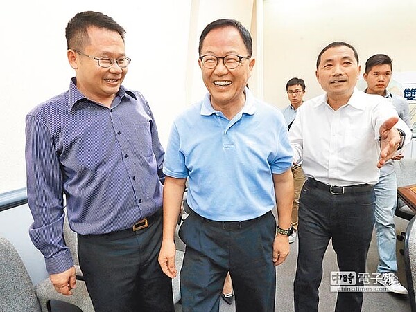 國民黨台北市長參選人丁守中(中) 和新北市長參選人侯友宜(前右)30日獲邀出席由《中國時報》主辦的「雙北城市願景高峰會」,這是兩人參選後首次同台,會議結束後旺旺中時媒體集團副總裁王綽中(左)前來致意。(趙雙傑攝)