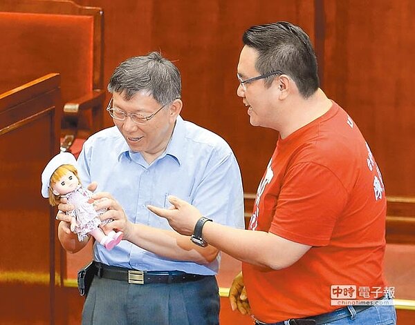 議員陳重文(右)送台北市長柯文哲(左)洋娃娃,要市長不要忘了對托育照顧的承諾。(王英豪攝)