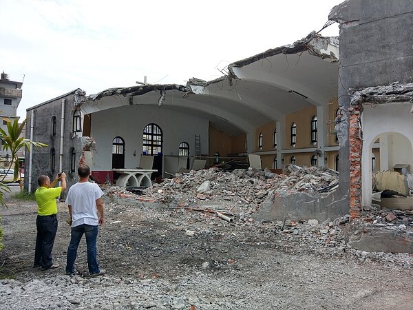 礁溪天主堂裡面已被拆除殆盡,只剩下正面外觀的一面牆。 本報資料照片/記者戴永華攝影