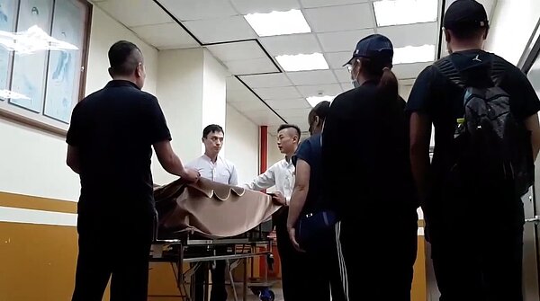 馬如風遺體在今下午1點41分送抵基隆殯儀館,馬如風遺孀與3名子女短暫停留5分鐘,又迅速駛離基隆殯儀館,家屬全程低頭、不發一語。記者賴郁薇/攝影