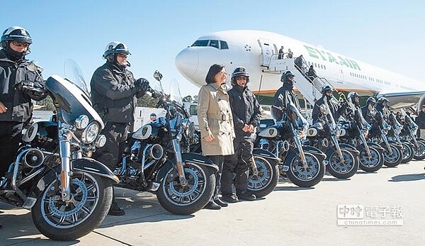 蔡英文總統8月12日將出訪中南美洲友邦巴拉圭和貝里斯,並過境美國洛杉磯和休士頓;圖為她去年1月離開休士頓前,與美國維安人員合影。(總統府提供)