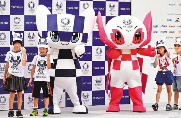 日本奧運籌辦委員會22日公布，2020年東京奧運吉祥物（左）為「MIRAITOWA」，帕運（右）則為「SOMEITY」。 （美聯社）